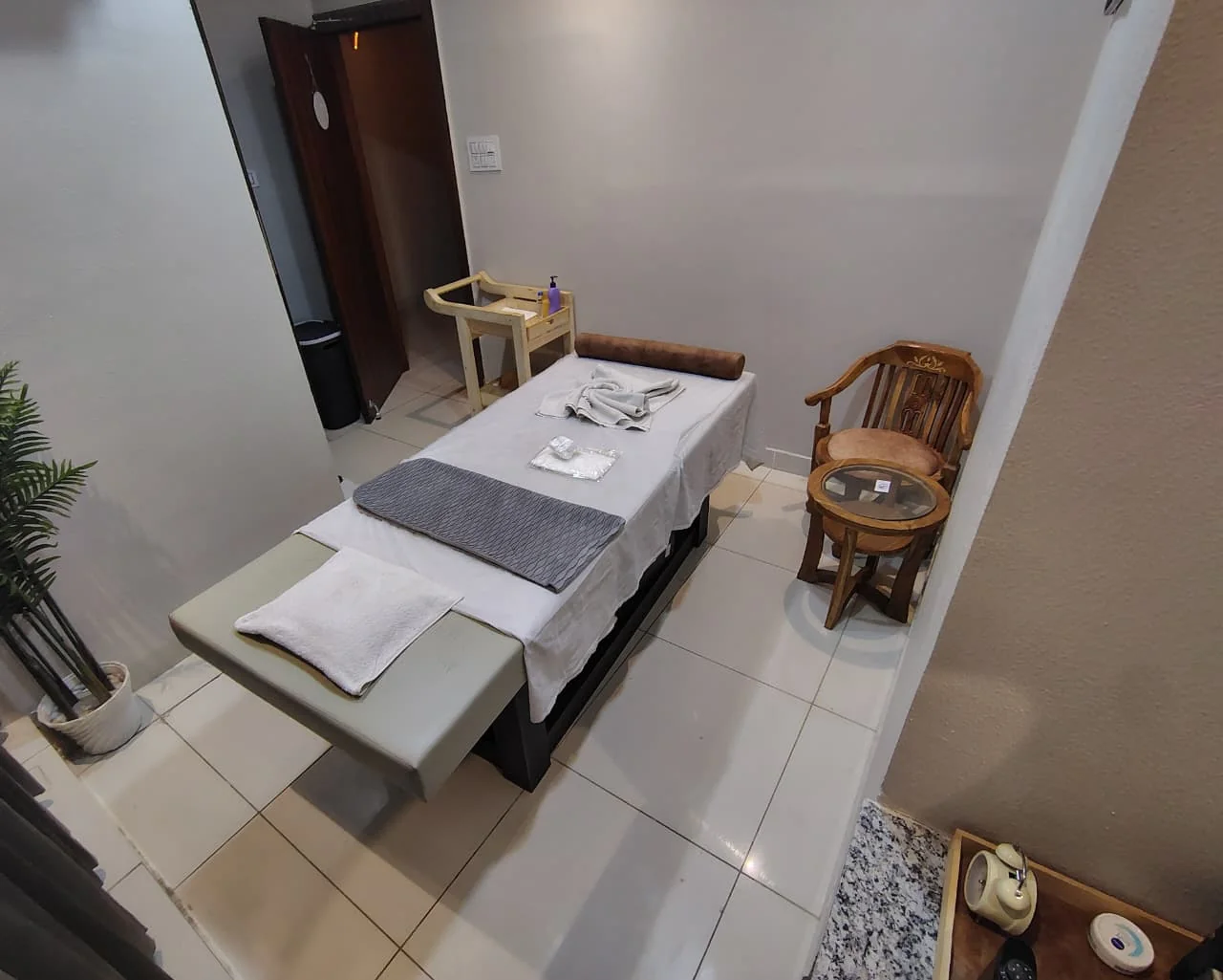 Treatment room with guest seating